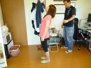 腰をうしろに反りやすくなりました